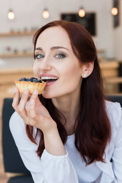 맛 있는 디저트를 먹는 여자 — 스톡 사진