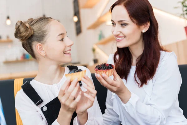 Mother and daughter in cafe with desserts — Stock Photo, Image