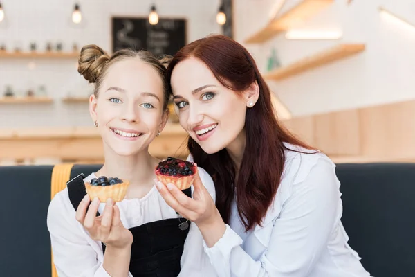 Madre e hija en la cafetería con postres — Foto de Stock