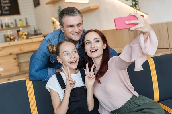 Familia tomando selfie — Foto de Stock