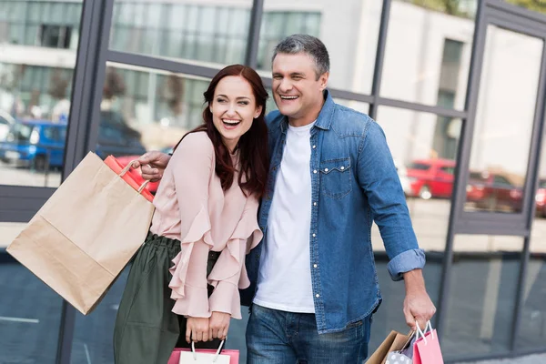 Couple mature avec sacs à provisions — Photo