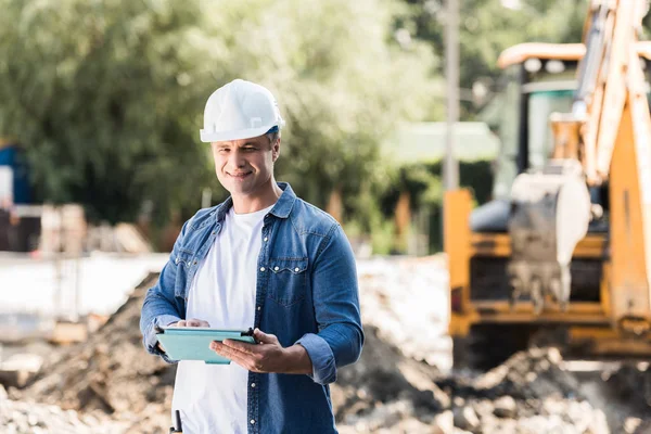 Trabajador de la construcción con tablet — Foto de Stock