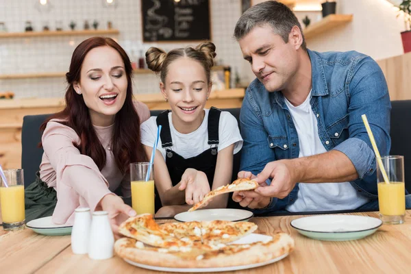 Familia feliz comiendo pizza — Foto de Stock