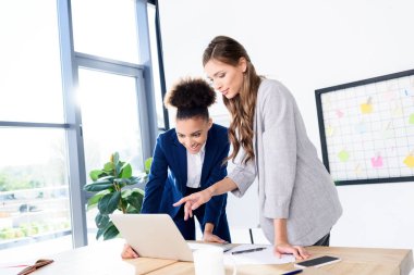 dizüstü bilgisayar kullanan iş kadınları