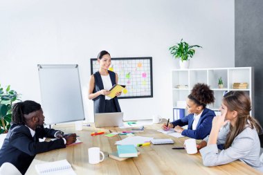 toplantıda çok ırklı iş arkadaşları