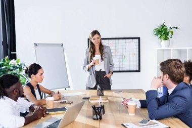 çok kültürlü işadamları toplantısında
