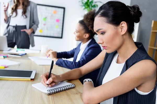 Asiática empresária na conversa — Fotografia de Stock