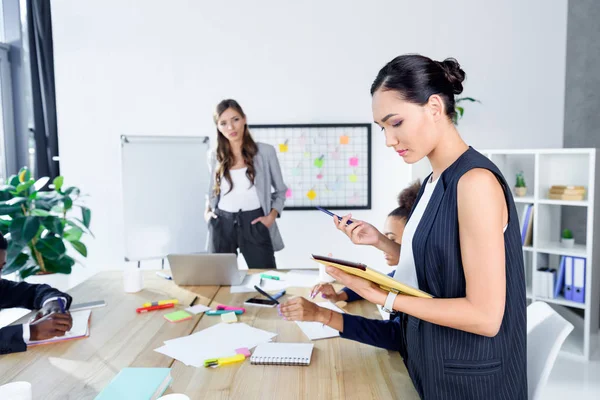 Multietniskt affärskvinnor i office — Stockfoto