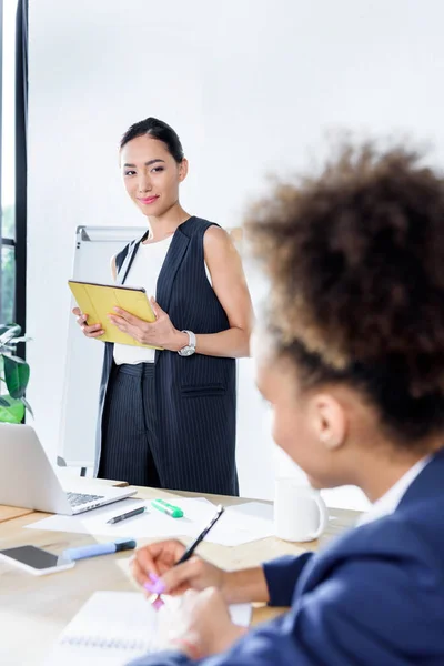 Unga affärskvinnor på konversation — Stockfoto