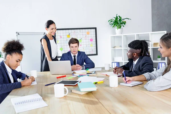 Colegas multiétnicos que tienen reunión de negocios —  Fotos de Stock