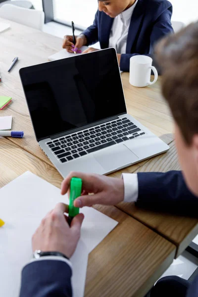 Hombre de negocios usando portátil — Foto de stock gratis