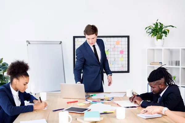 Colegas multiétnicos en la reunión de negocios — Foto de Stock