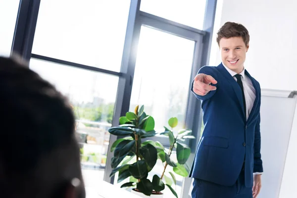 Zakenman wijzend op collega — Stockfoto