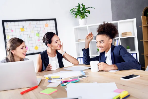 konuşmak ve kahve içme iş kadınları