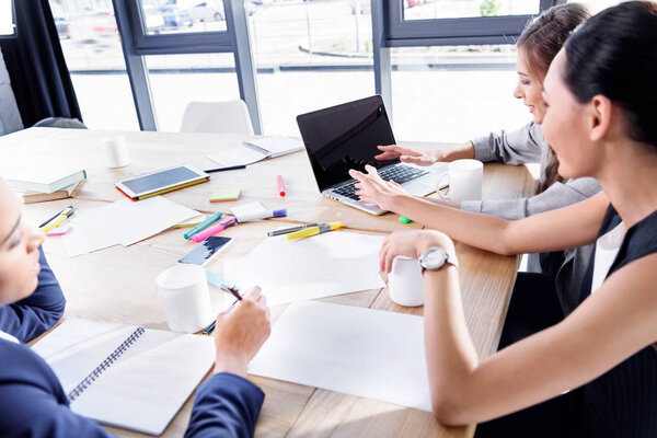 Empresarias multiétnicas que trabajan juntas — Foto de Stock