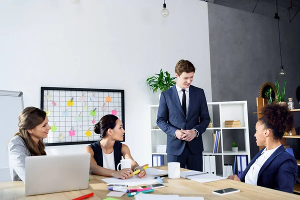 Gente de negocios en la reunión en el cargo — Foto de Stock