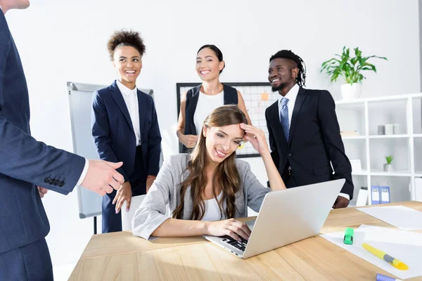 Multi-etnisch collega's hebben zakelijke bijeenkomst — Stockfoto