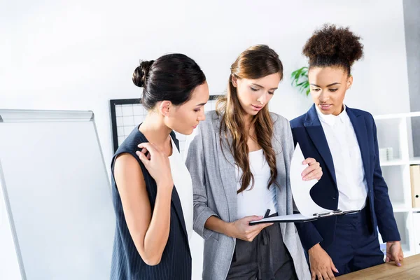 Multiethnische Geschäftsfrauen — Stockfoto