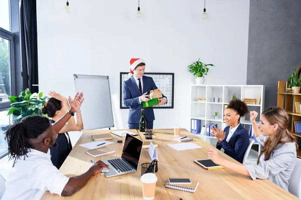 Hombre de negocios presentando regalos a colegas — Foto de Stock