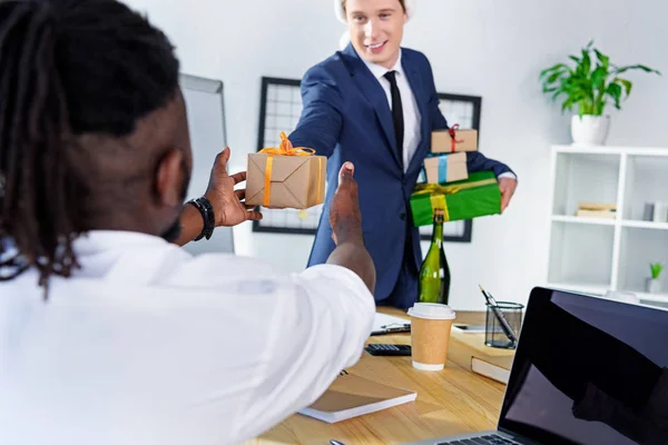 Hombre de negocios presentando regalo a colega —  Fotos de Stock