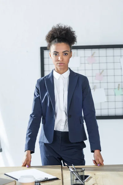 Confiada mujer de negocios afroamericana — Foto de Stock