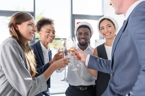 Colegas bebiendo champán en la oficina — Foto de Stock