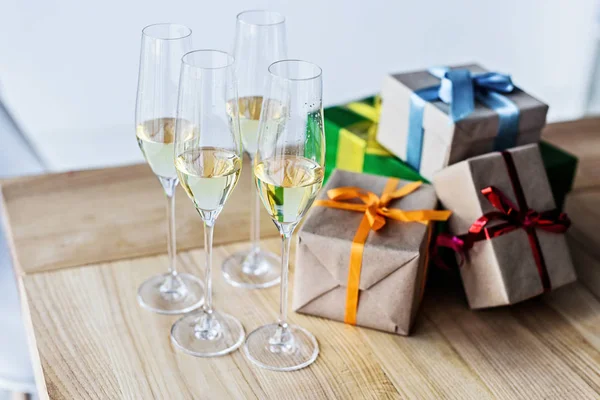 Champagne glasses and gift boxes — Stock Photo, Image