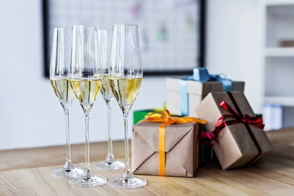 Champagne glasses and gift boxes — Stock Photo, Image