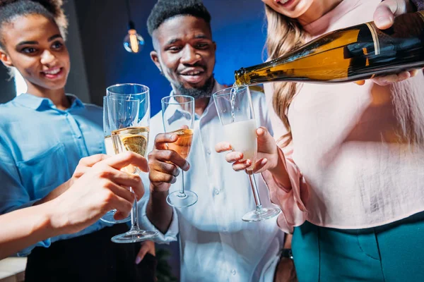 Vänner dricka champagne — Stockfoto