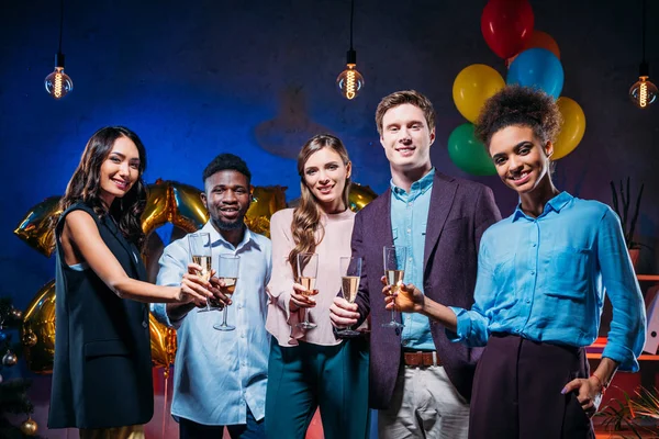 Yeni yıl partisinde çok ırklı iş arkadaşları