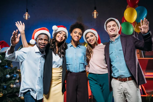 Amigos multiétnicos en la fiesta de año nuevo — Foto de Stock