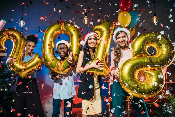 Unga vänner med gyllene ballonger — Stockfoto