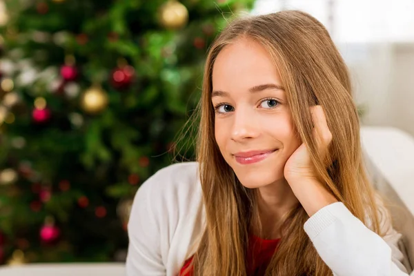 Έφηβος κορίτσι με το χριστουγεννιάτικο δέντρο — Φωτογραφία Αρχείου