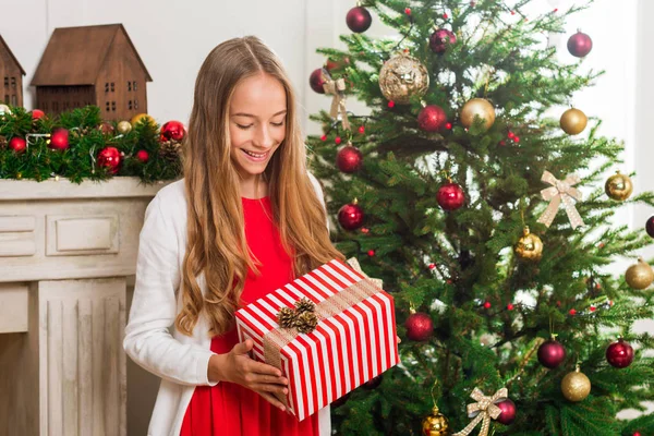 Girl with christmas gift — Stock Photo, Image