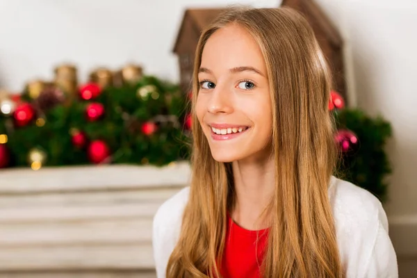 Meisje in Kerstmis ingericht kamer — Stockfoto