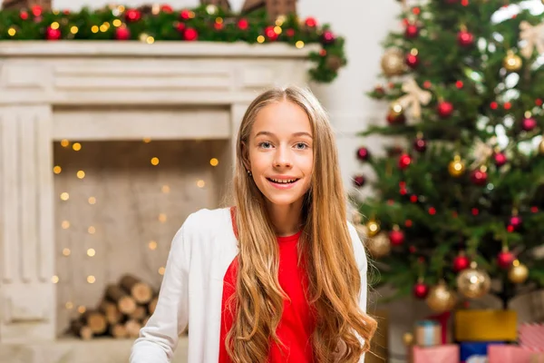 Chica en la habitación decorada de Navidad — Foto de Stock