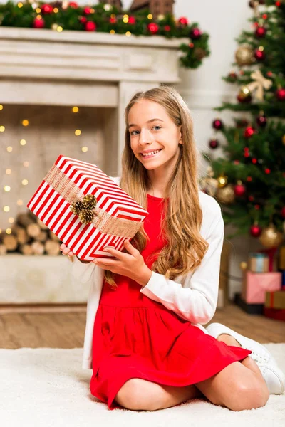Flicka med julklapp — Stockfoto