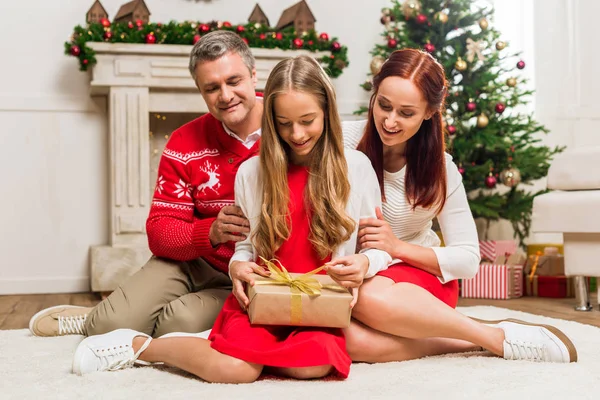 Adolescente chica desembalaje regalo de Navidad — Foto de Stock