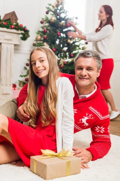 Pai e filha abraçando no Natal — Fotografia de Stock