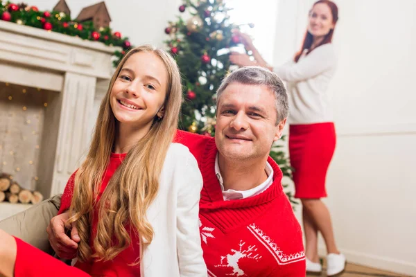 Vader en dochter omarmen op Kerstmis — Stockfoto