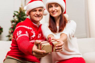 Noel hediye ile Olgun çift