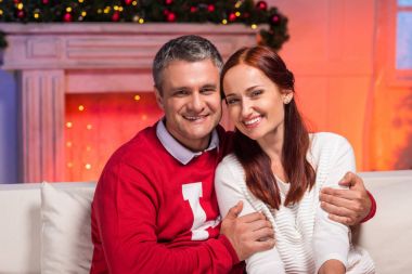 Olgun çift Noel'de kucaklayan