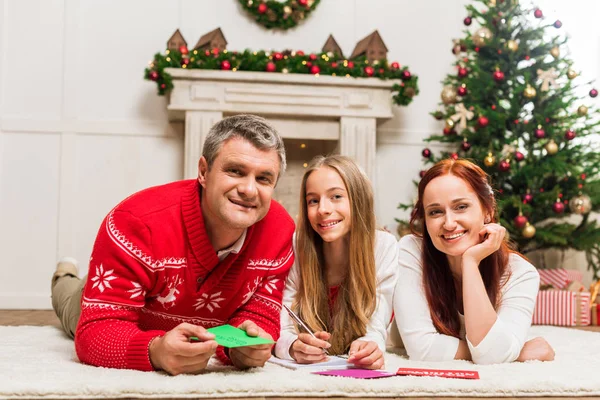 Heureuse famille à Noël — Photo