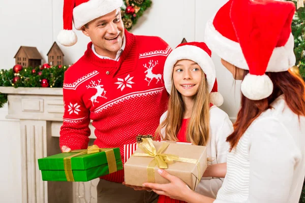 Parents donnant des cadeaux à leur fille — Photo