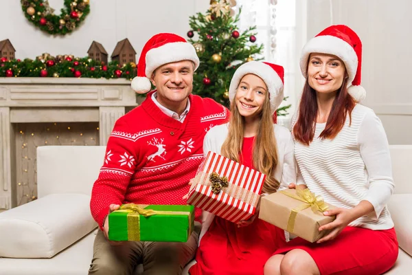 Familia con regalos de Navidad —  Fotos de Stock
