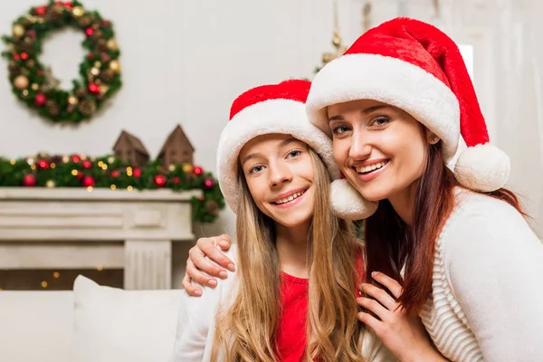 Madre e figlia che si abbracciano a Natale — Foto Stock