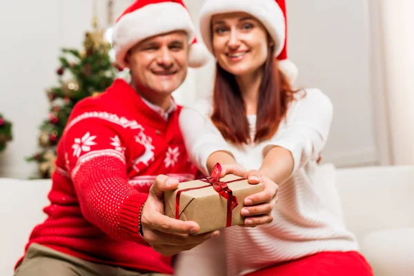 Mature couple with christmas gift — Free Stock Photo