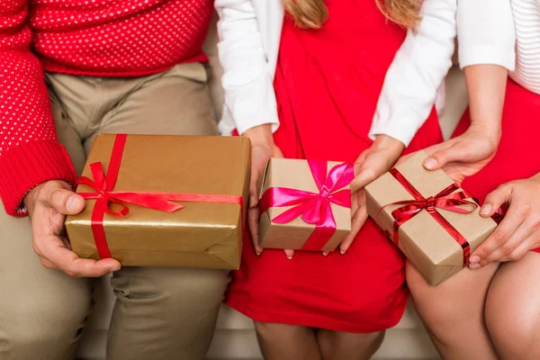 Family holding christmas gifts — Stock Photo, Image