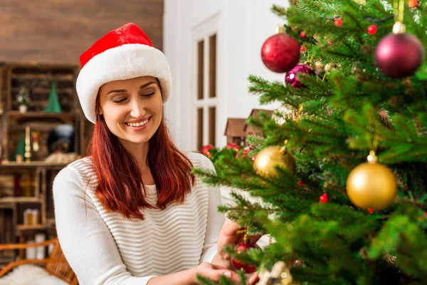 Mujer decoración árbol de Navidad — Foto de Stock