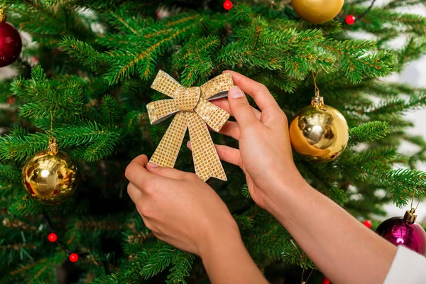 Woman decorating christmas tree — Stock Photo, Image